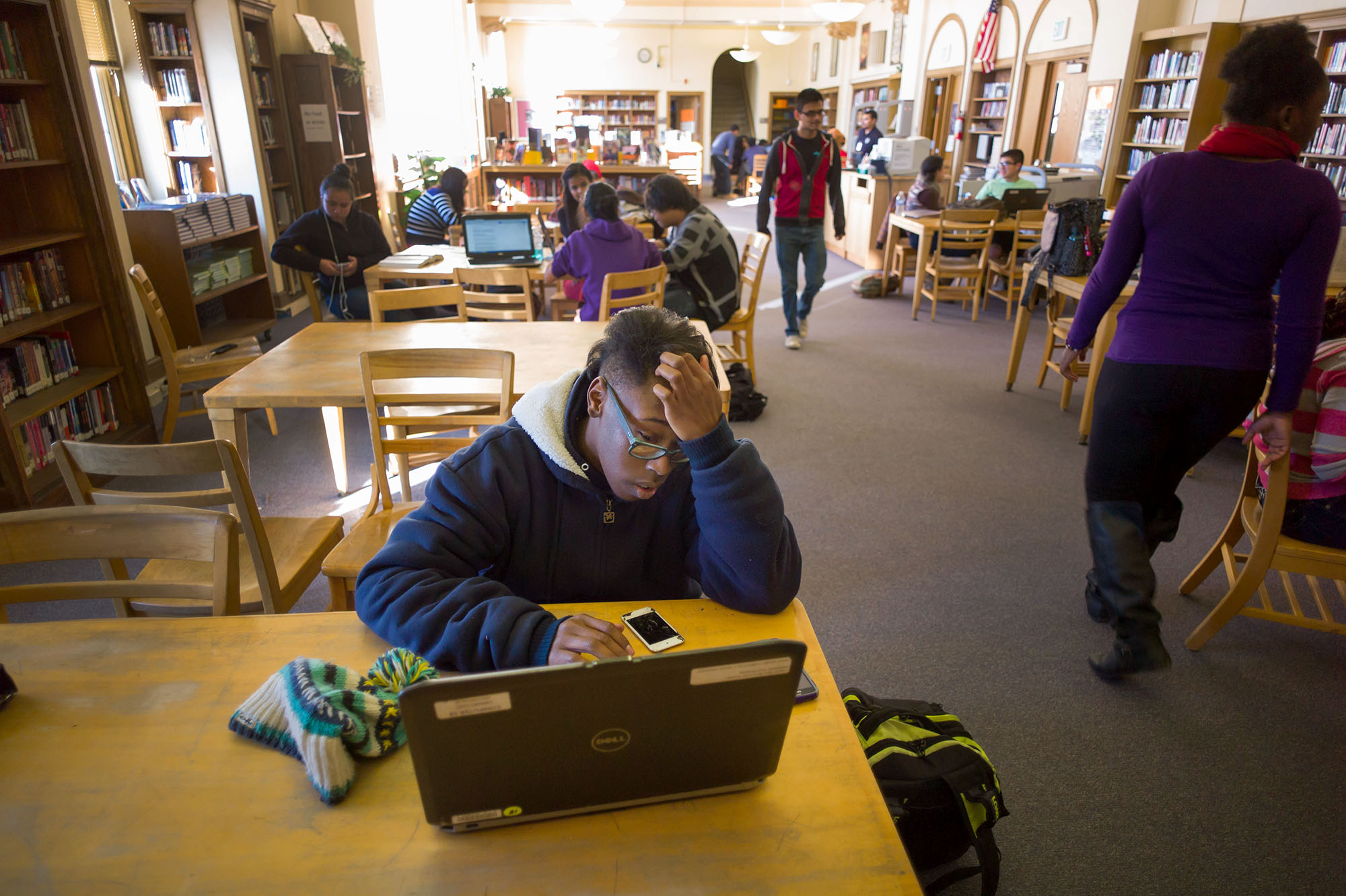 Photo: Chaunsae Dyson fills out college applications