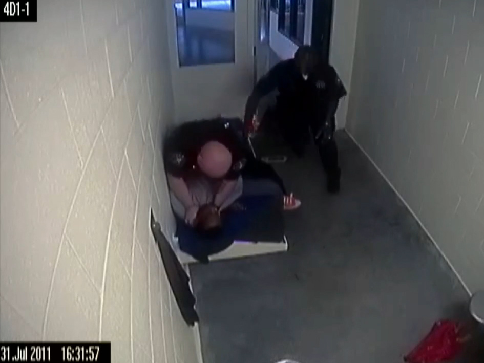 Photo: Deputy chokes inmate