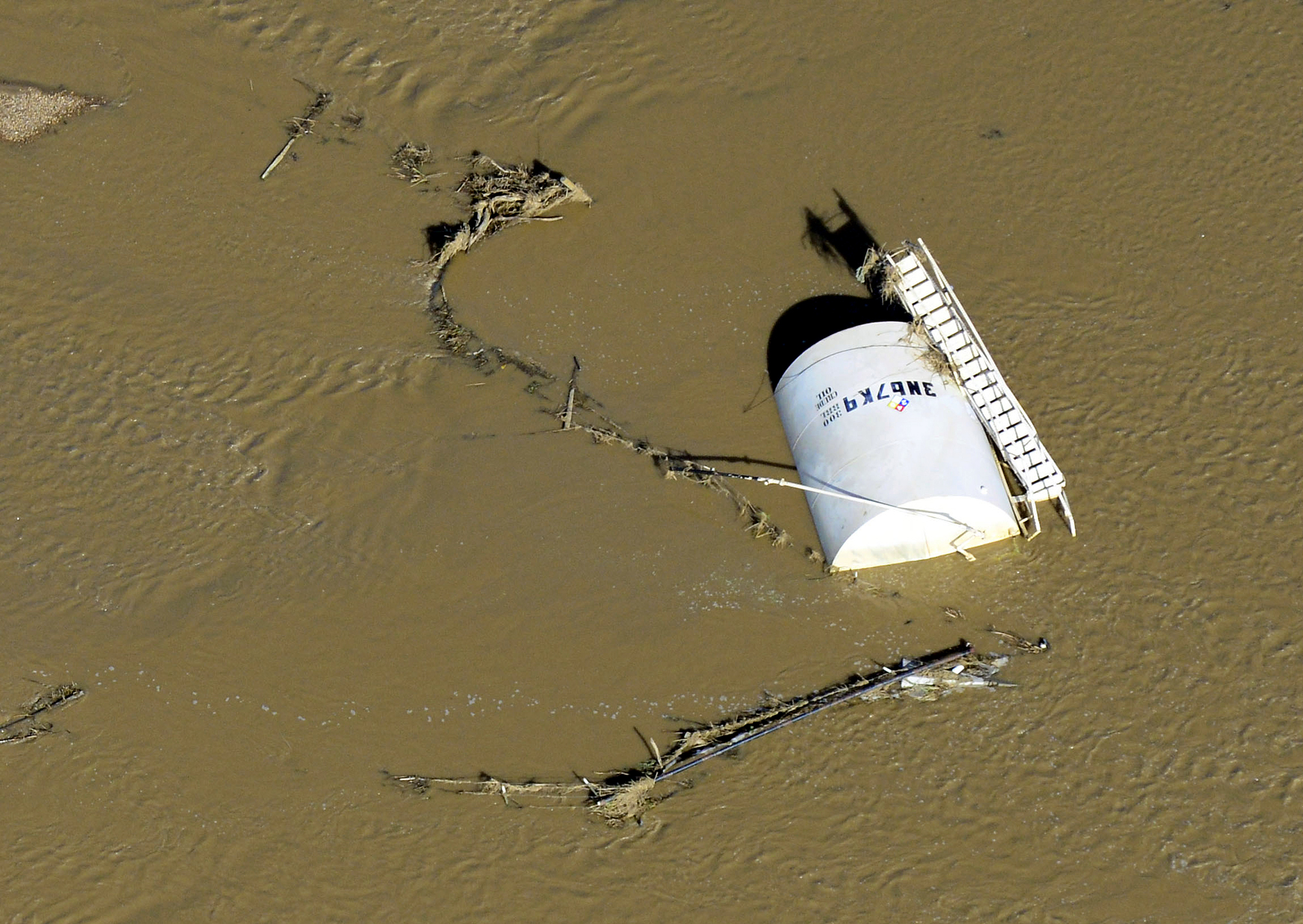 Photo: Crude oil spill in flood (AP Photo)