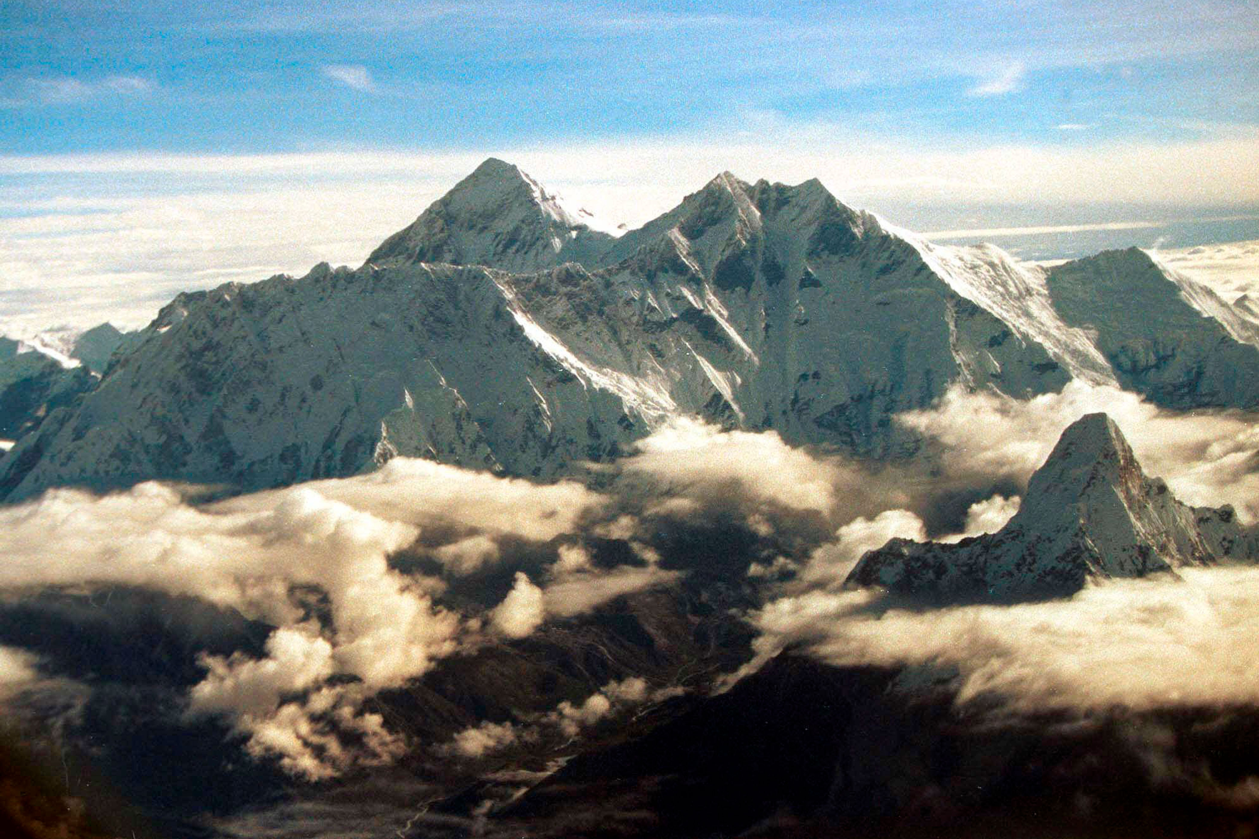 Photo: Climbers Ski Lhoste | Lhoste Peak Shot - AP