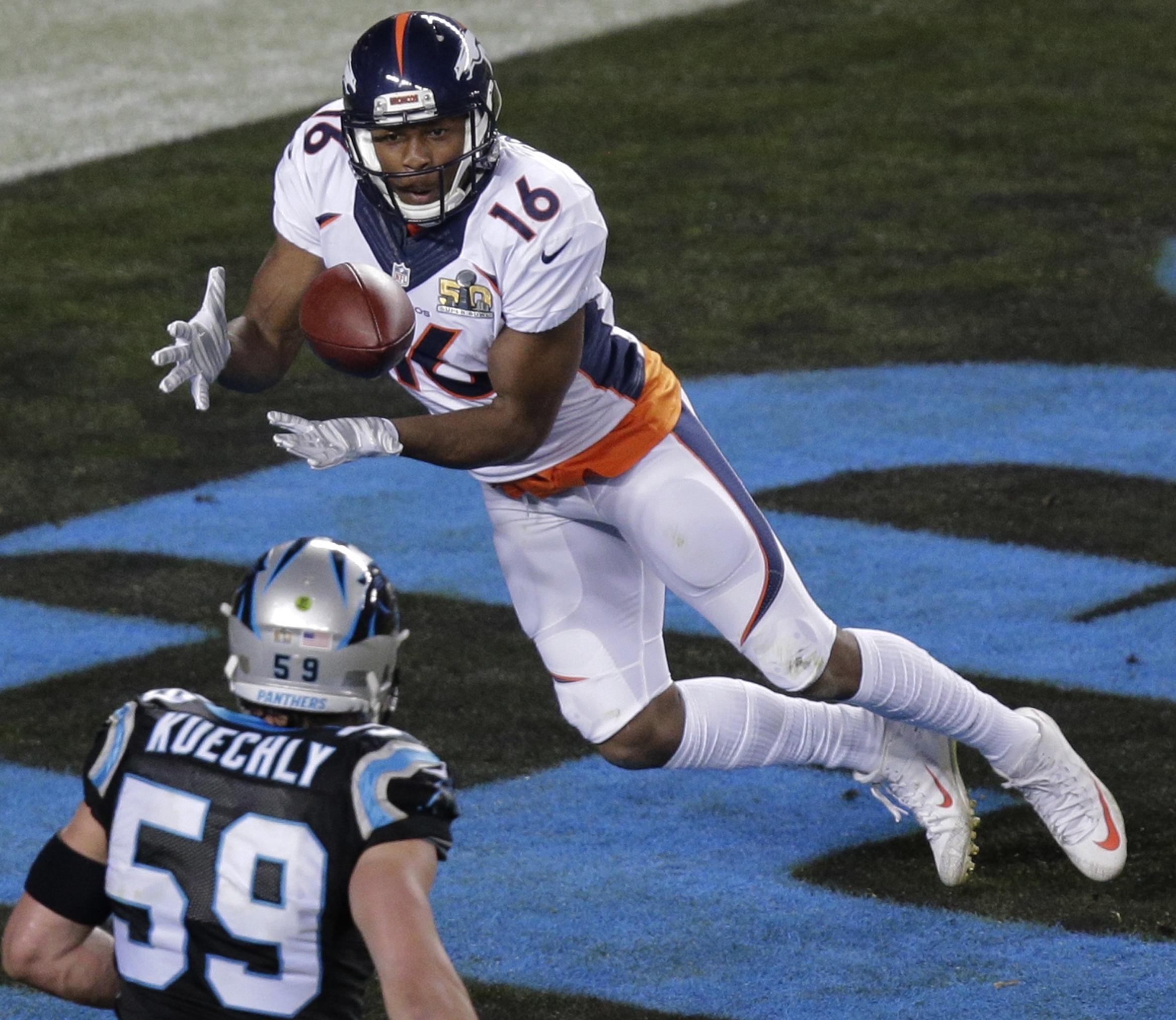 Broncos’ Bennie Fowler catches a ball for a two-point conversion, Super Bowl 50 (AP6)