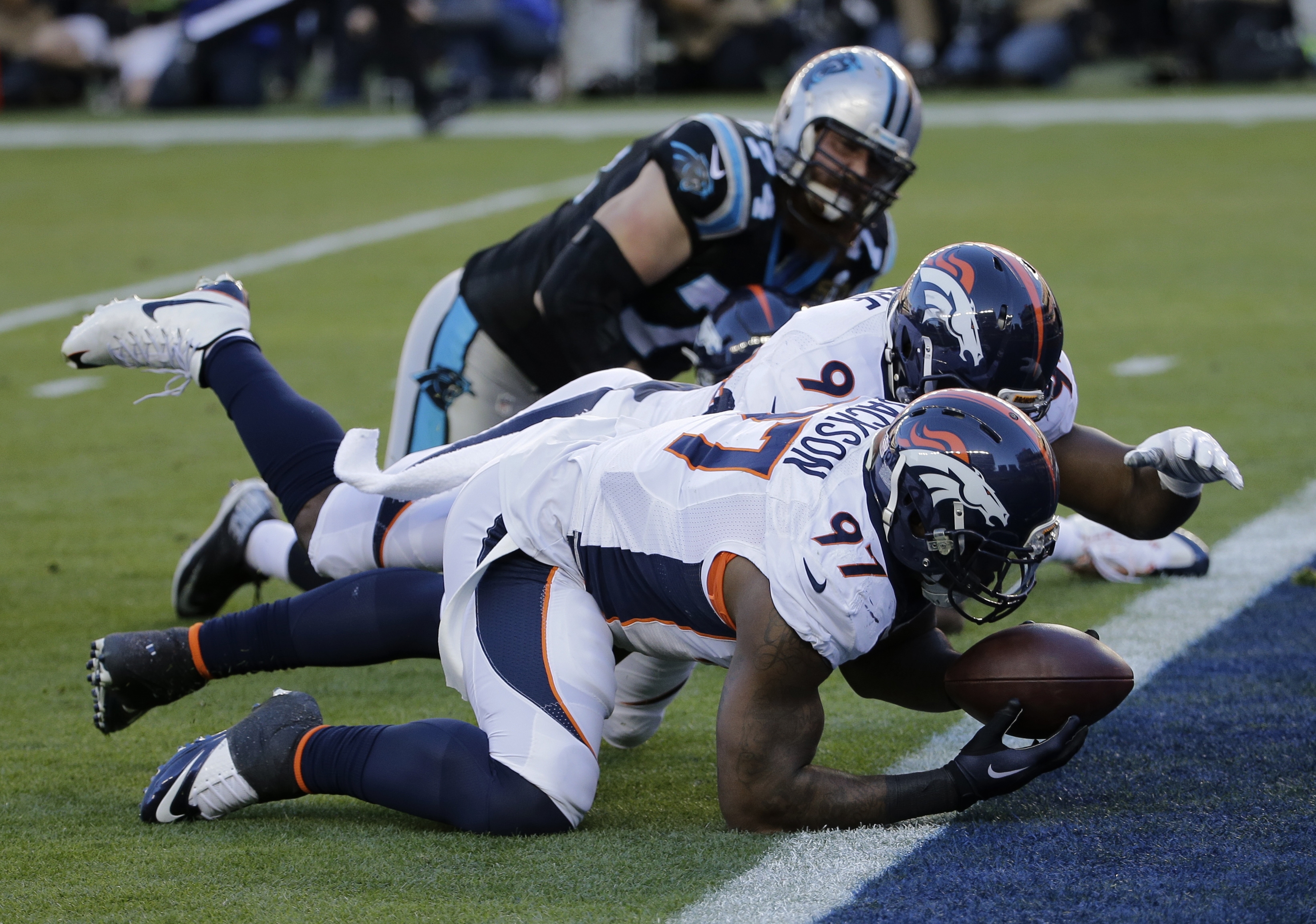 Photo: Denver Broncos’ Malik Jackson recovers a fumble, Super Bowl 50 (AP2)