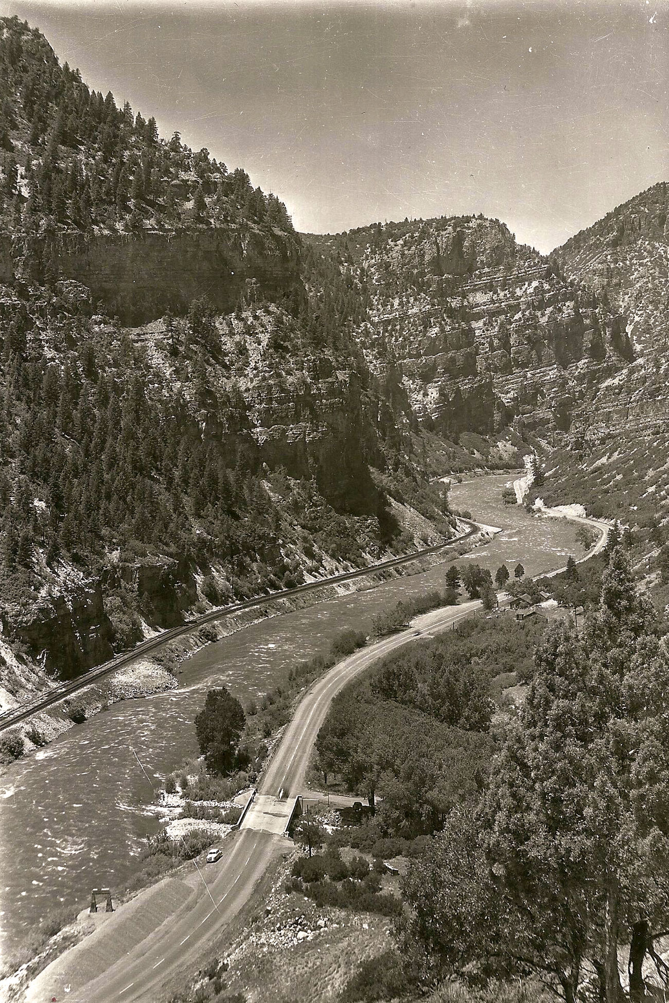 glenwoodcanyontrainmonument_b90_courtesyglenwoodhistorical2