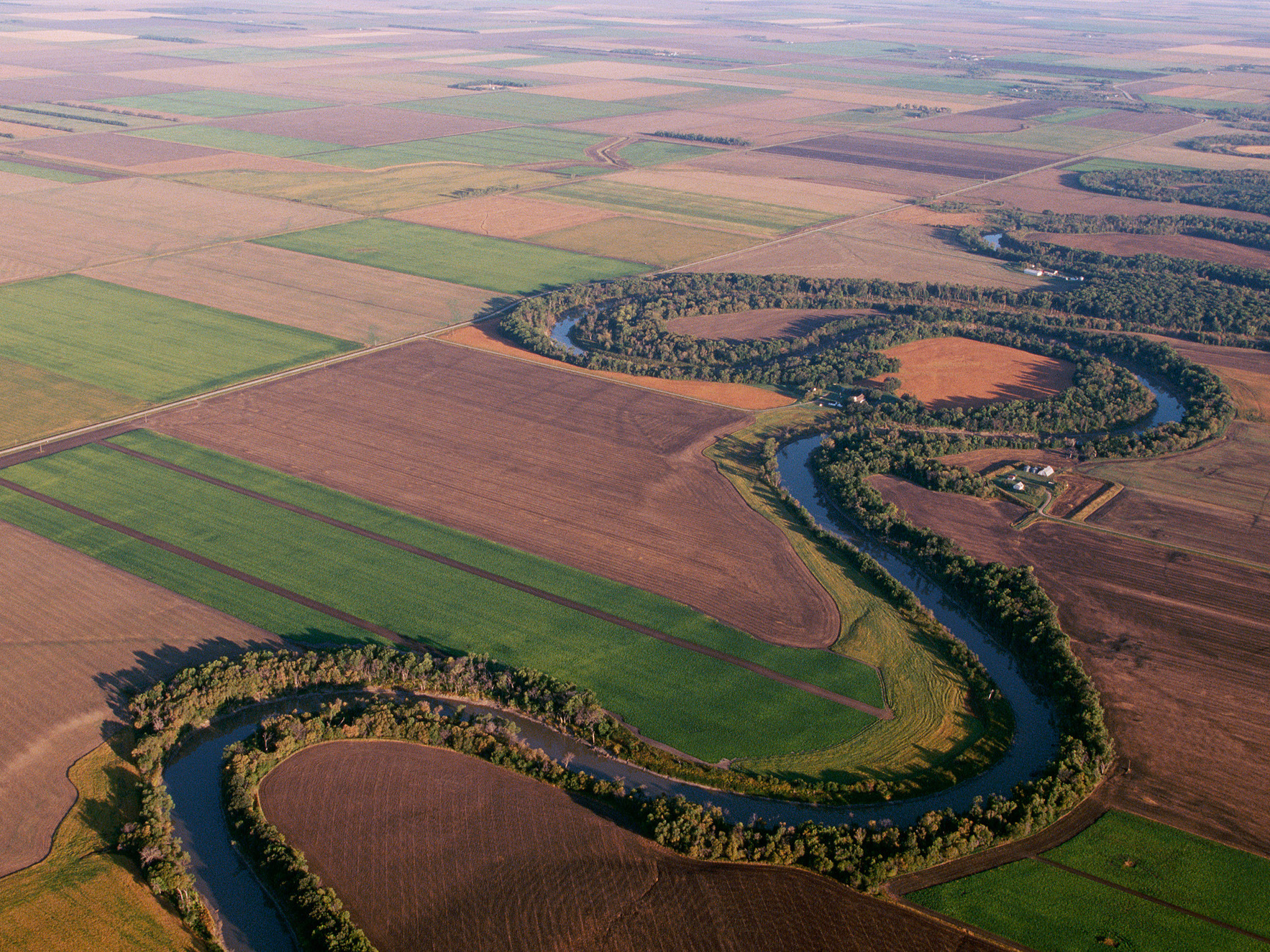 The country many rivers. Река ред Ривер. Красная река Северная Дакота. Ред-Ривер (река, впадает в Виннипег). Река ред-Ривер Луизианы.