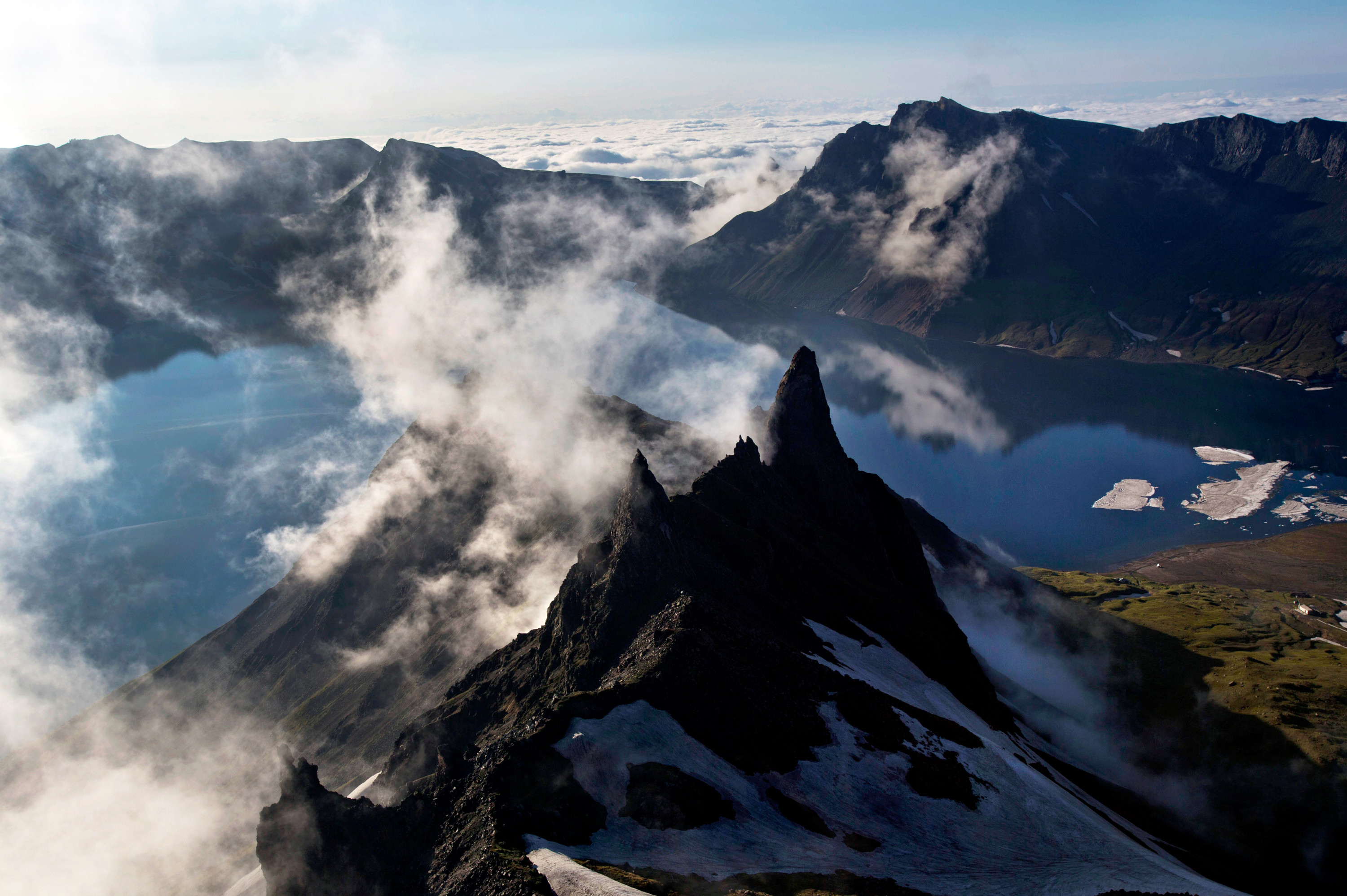 вулкан на корейском полуострове. гора пэктусан кндр. гора пэктусан кндр. извержение вулкана пэктусан. вулкан пэктусан кндр.
