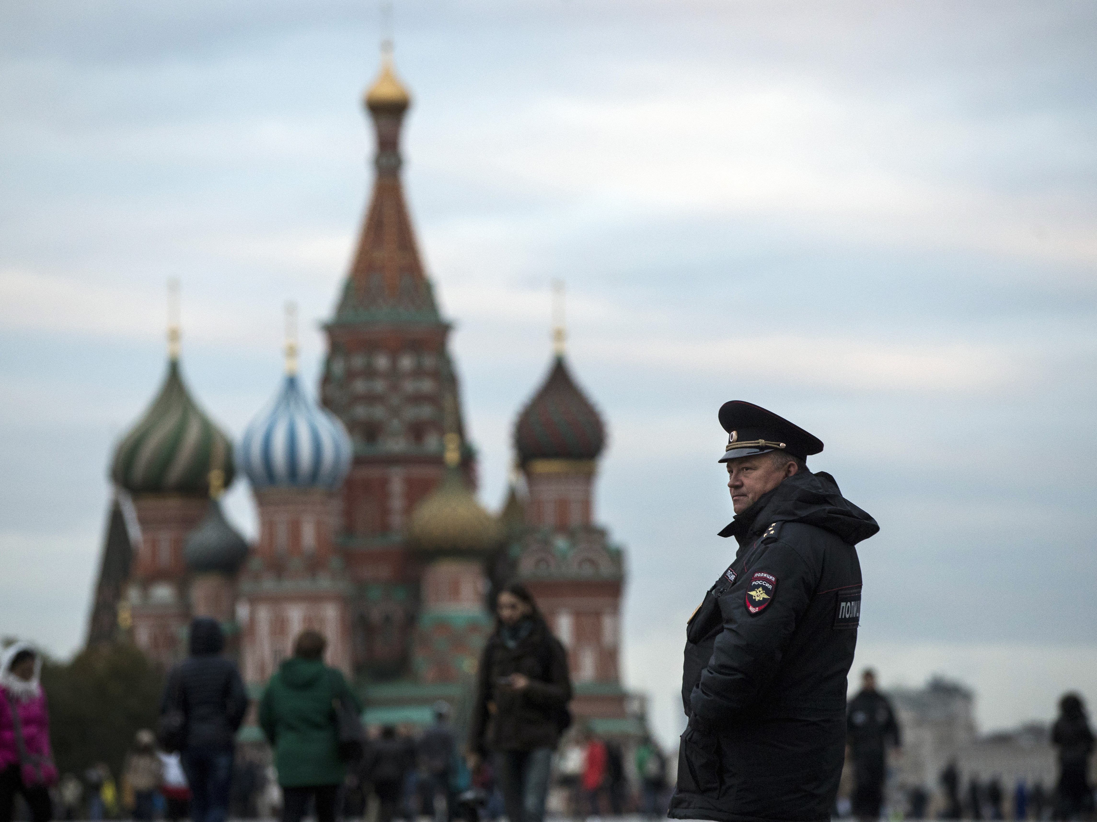 Красный полицейский. Красный милиционер. Полиция на красной площади. Полиция на красной площади. Полицейские на красной площади.