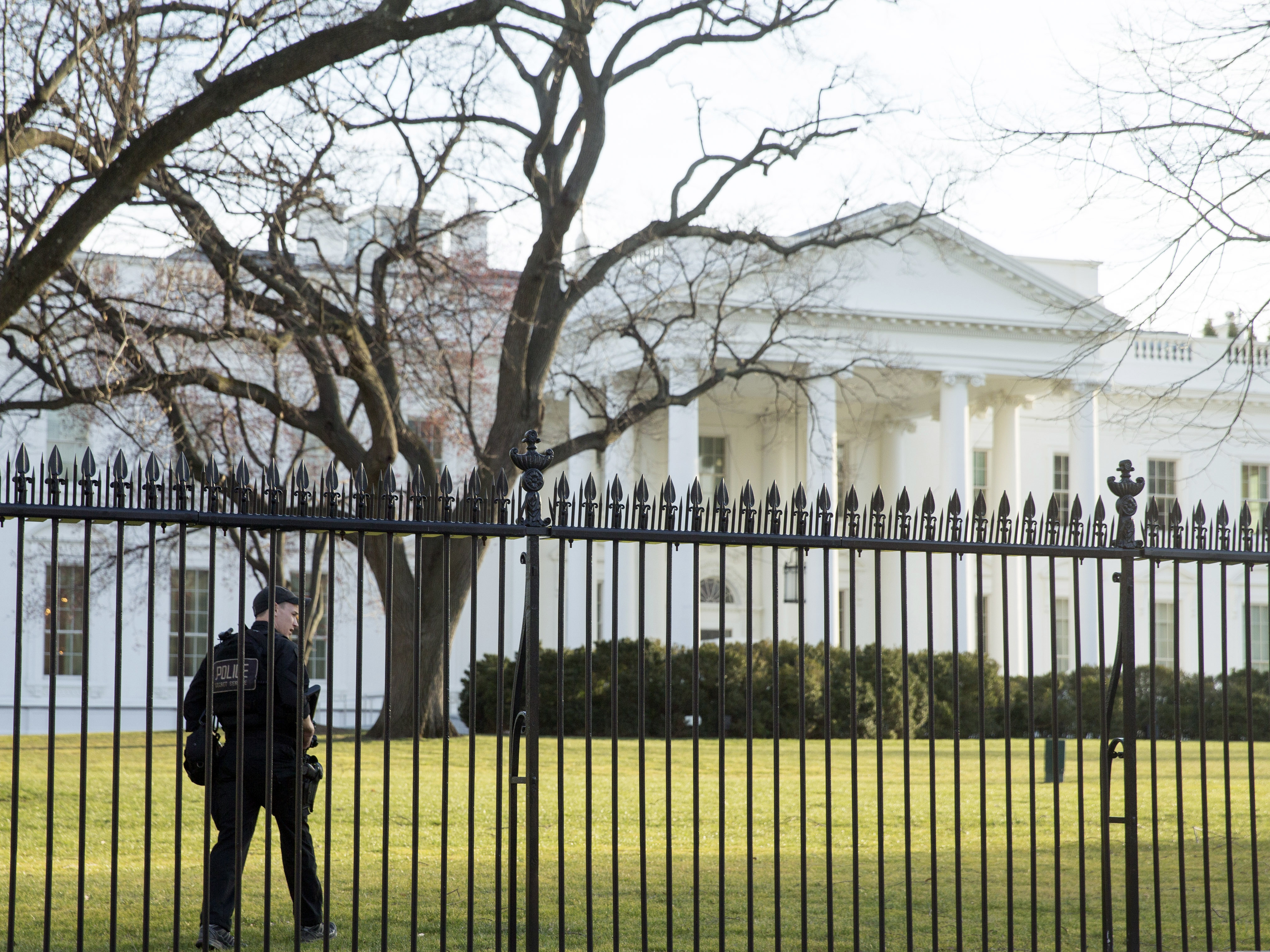 A member of the Secret Service walks the perimeter of the North Lawn of the White House in Washington, Monday, March 7, 2016.