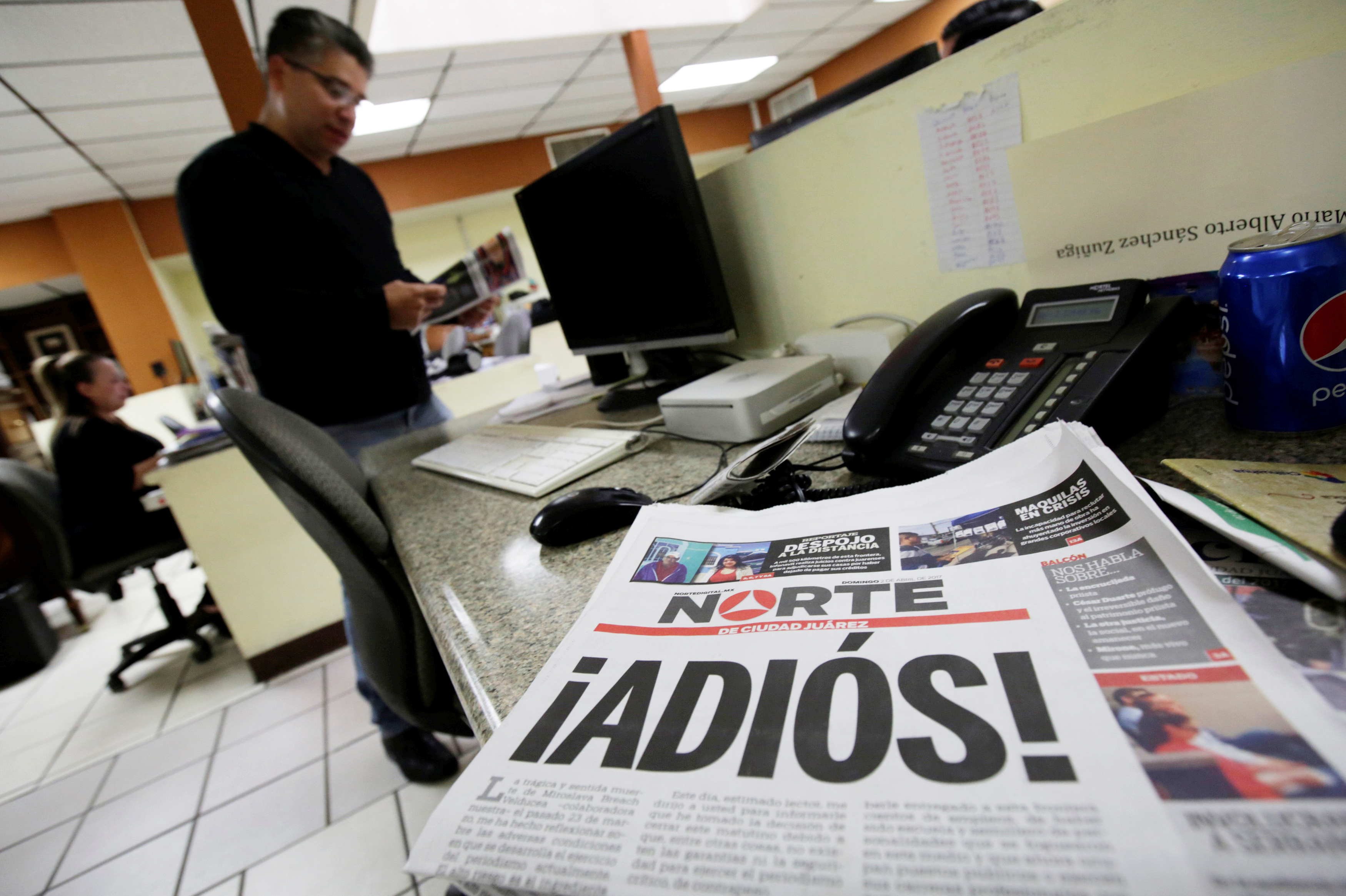 статья в газете. журналистика газеты. журналист газеты. журналистика газеты. газетная журналистика.