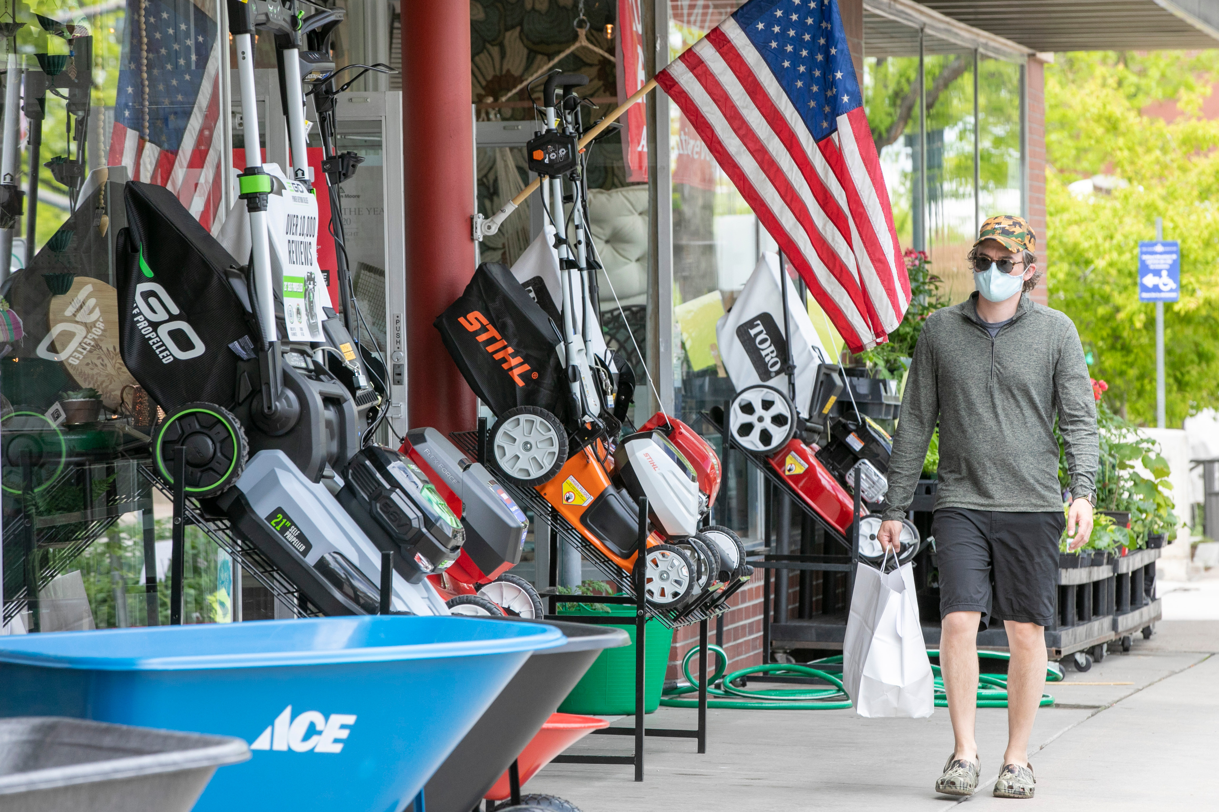 Colorado sets new regulations on gas-powered lawn tools. Clean air advocates say they don't go far enough - Vimarsana News