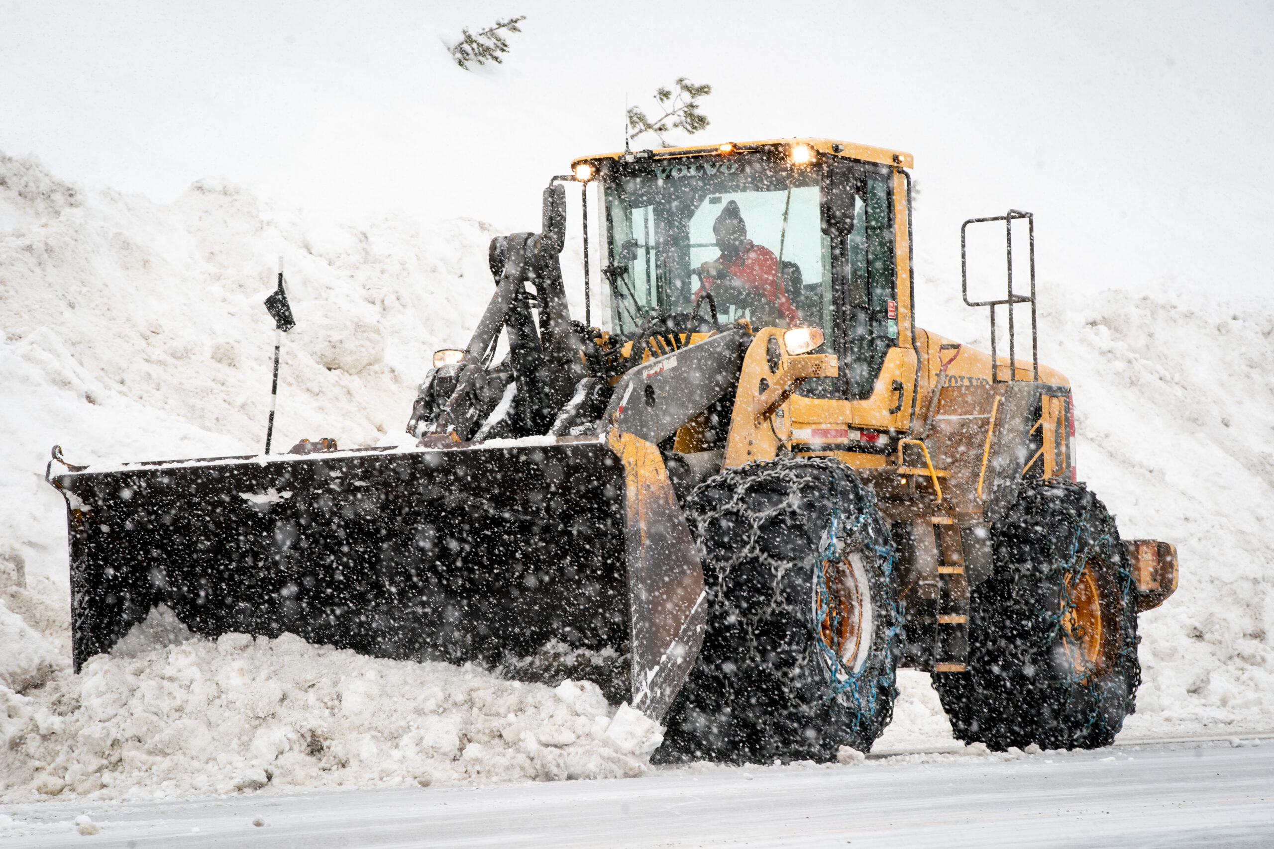 Colorado weather: Blizzard conditions delay over 400 DIA flights and shut down Eastern Plains highways