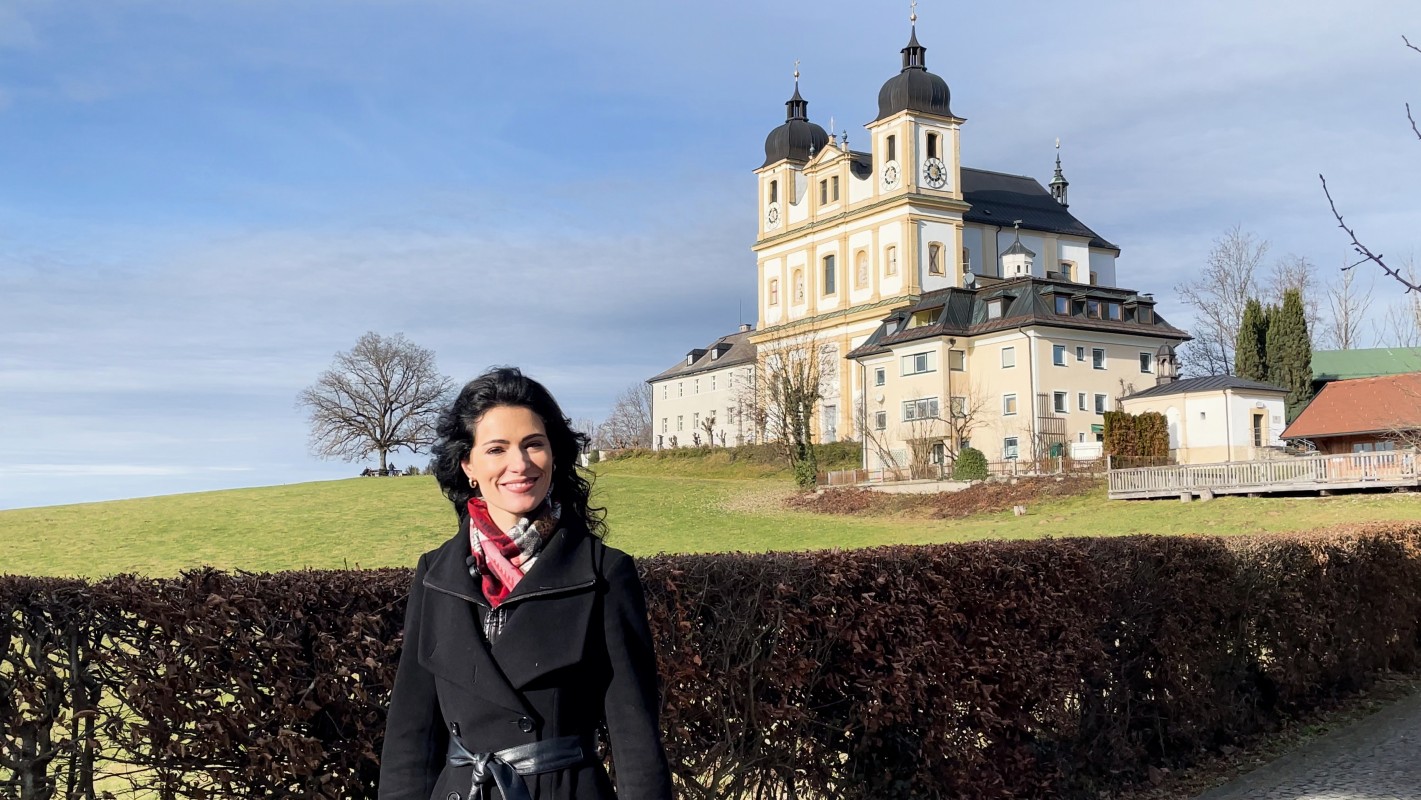 Pianist Katie Mahan in front of Salzburg's Maria Plain Sanctuary