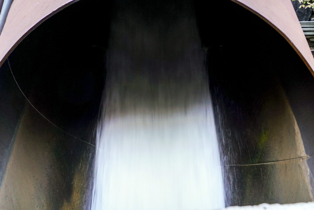 A column of water rushes through a pipe