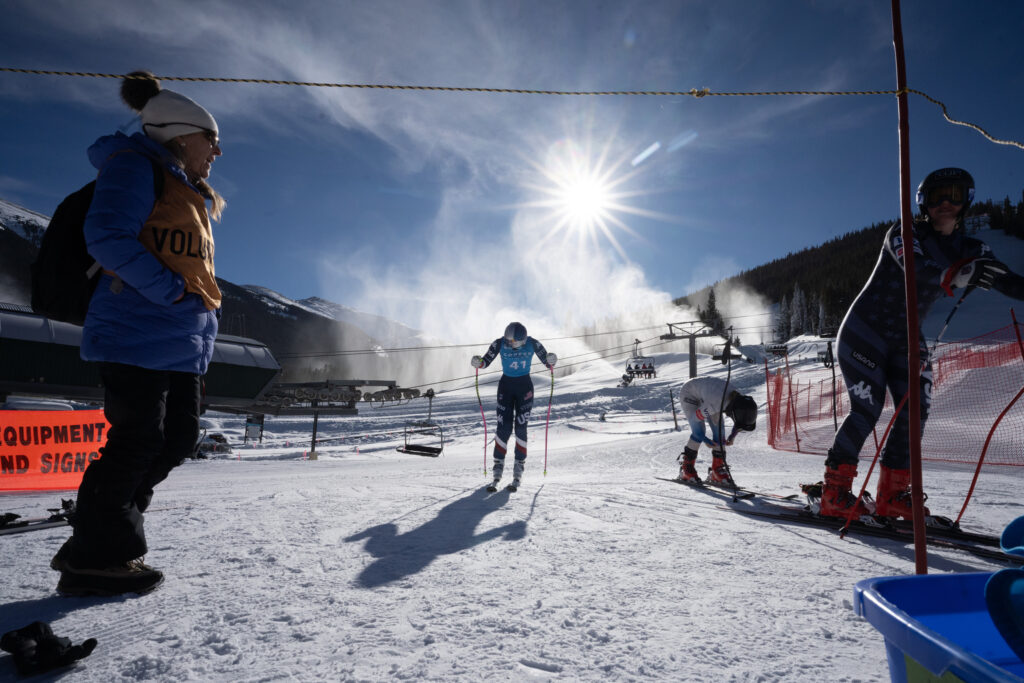 LINDSEY VONN RETURNS TO SKI RACING