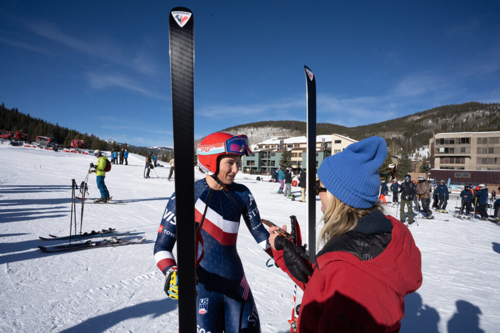 LINDSEY VONN RETURNS TO SKI RACING