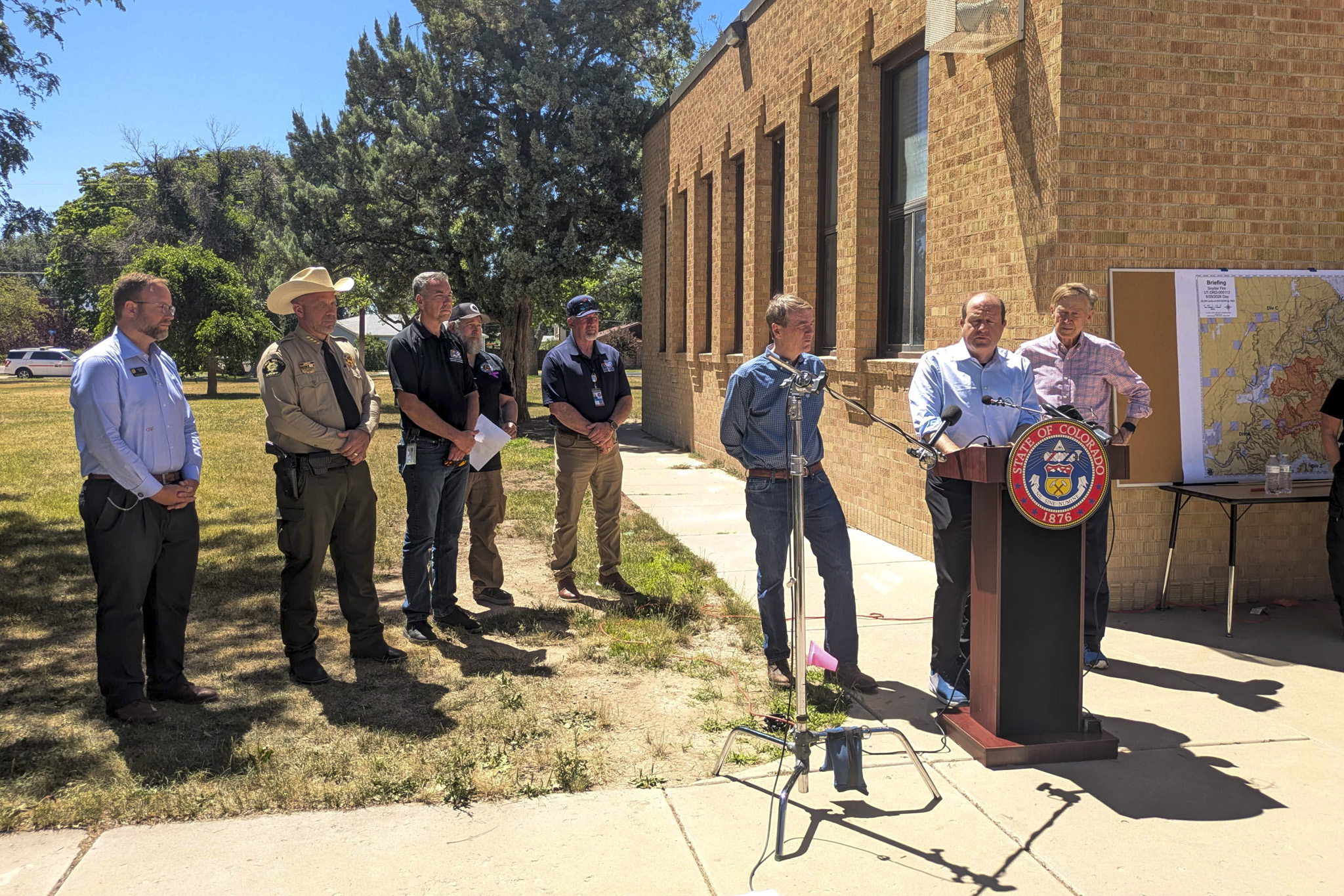 Officials visit Snyder fire command center in Fruita as wildfires blaze across Western Slope