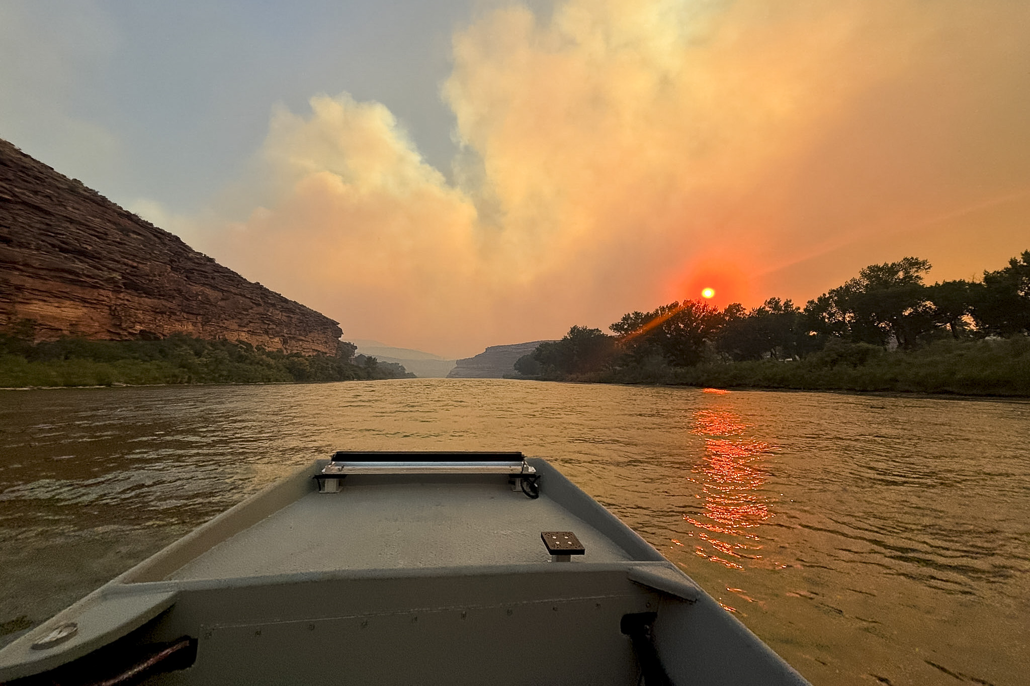 120 boaters, six dogs rescued from Colorado River amid Snyder Fire